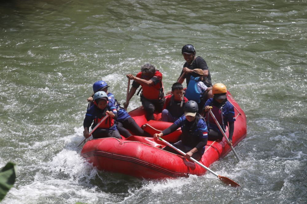 BUTUH PENERUS: Atlet arung jeram Kabupaten Mojokerto berlatih di Dam Rolak 3, Desa Mlirip, Kecamatan Jetis, beberapa waktu lalu sebelum kejurprov.