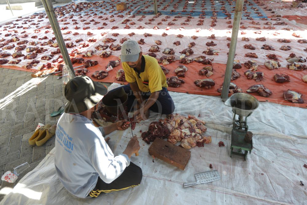 SIAP DIBAGIKAN: Panitia kurban Dusun Manyarsari, Desa Gunungsari, Kecamatan Dawarblandong menata daging sapi yang telah dipilah sebelum didistribusikan.