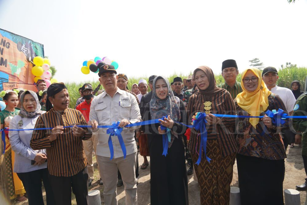 JUJUKAN LIBURAN: Bupati Ikfina Fahmawati didampingi Kepala Desa Mlaten Dwi Siswarini saat meresmikan objek wisata kolam renang Tirto Arum.