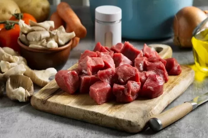 Memasak dengan api sedang mengurangi risiko tekstur daging. (Jawapos)