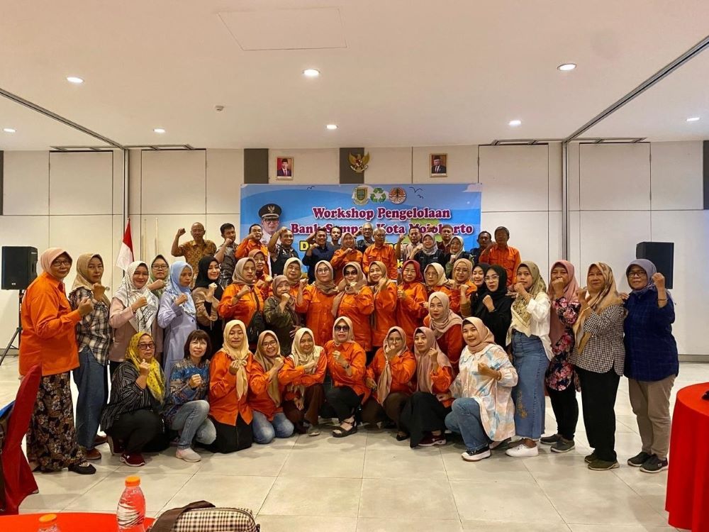 KEBERSAMAAN: Pengelola bank sampah unit dan pengurus bank sampah induk Kota Mojokerto yang menjadi peserta workshop berfoto bersama dengan narasumber dan tim DLH Kota Mojokerto.