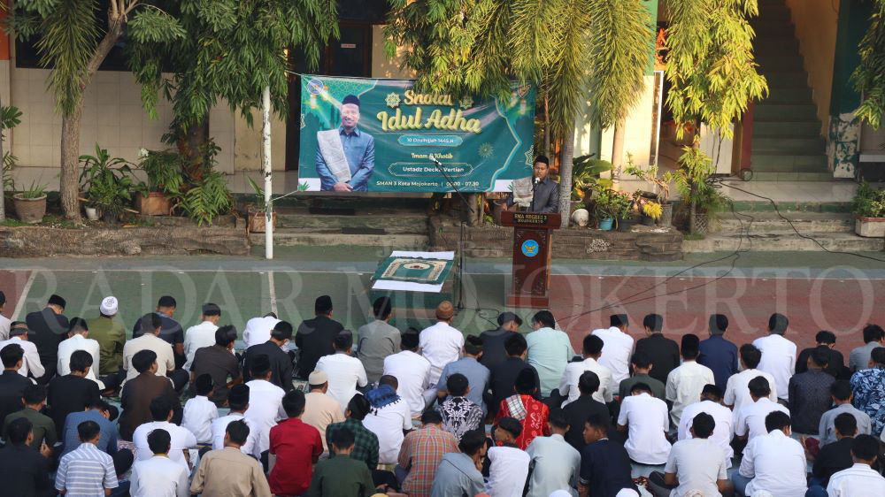 SEMANGAT KEBAIKAN: Suasana Salat Idul Adha berjamaah yang diikuti siswa maupun guru SMAN 3 Mojokerto, Senin (17/6).
