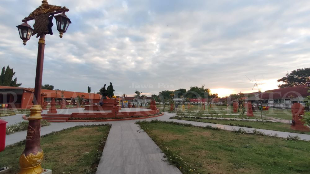 MASIH SEPI: Warga mengunjungi RTH Sooko di Jalan RA Basuni, Sooko, Kabupaten Mojokerto, Senin (17/6). Belakangan kondisi ruang publik tersebut kurang terawat.