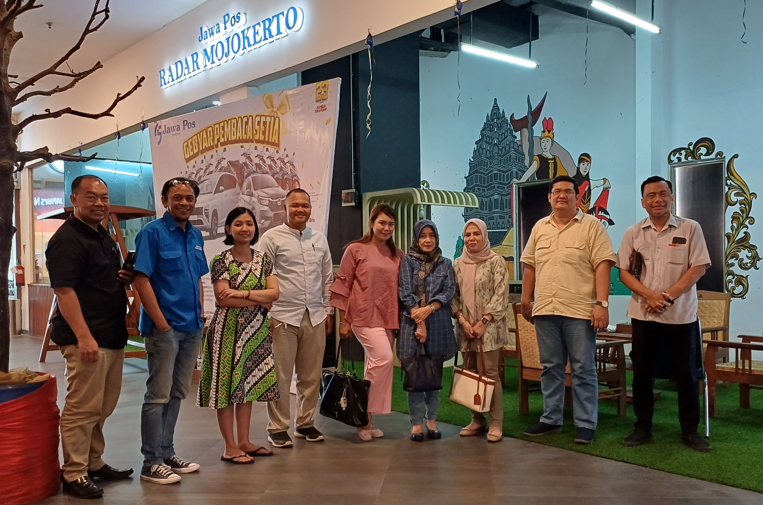 Panitia event donor darah saat meninjau lokasi di Darmo Corner, Sunrise Mall, Kota Mojokerto, Rabu (19/6).