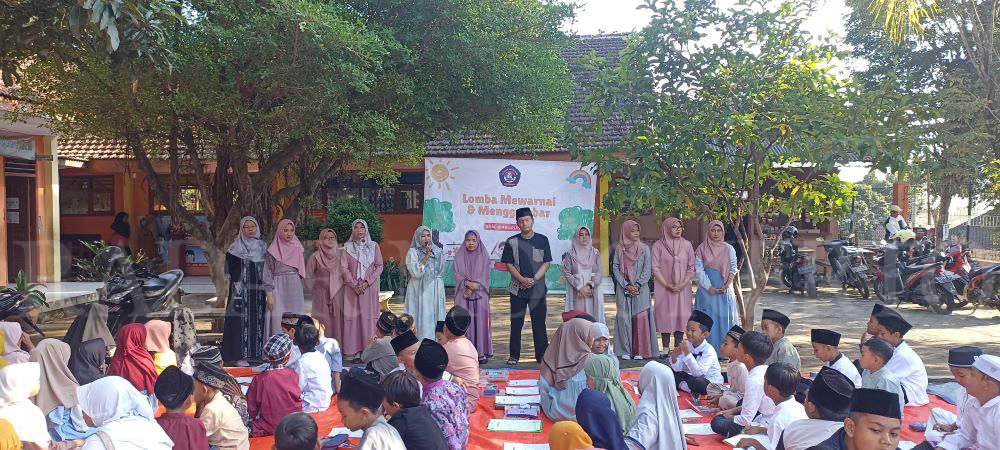 ANTUSIAS: Siswa kelas I-V SDN Warugunung, Kecamatan Pacet memeriahkan Hari Raya Iduladha dengan lomba mewarnai dan menggambar, kemarin (19/6).