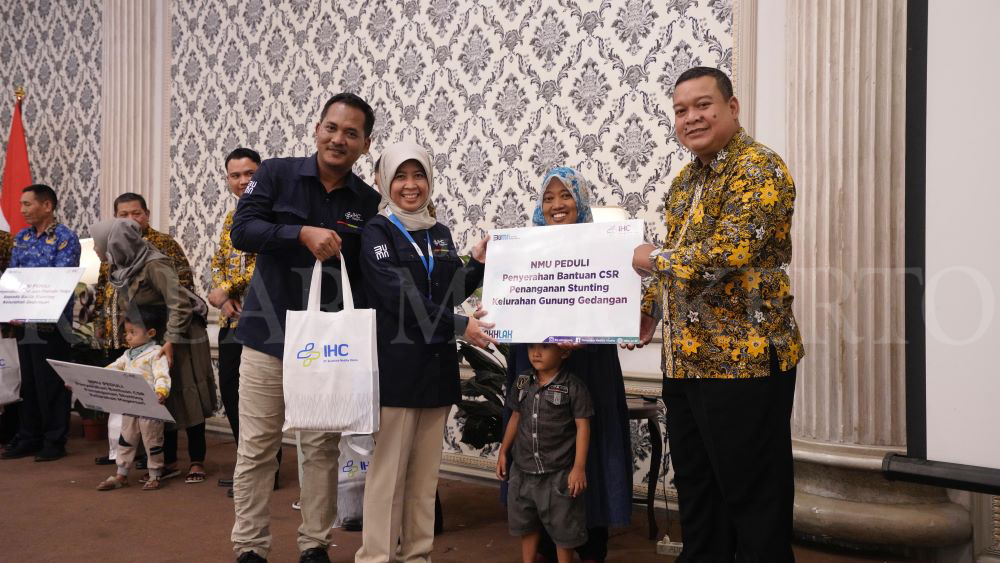 TERSALURKAN: Direktur PT Nusantara Medika Utama dr. Titin Amrih Wilujeng menyerahkan bantuan program CSR penanganan stunting kepada kelima lurah.