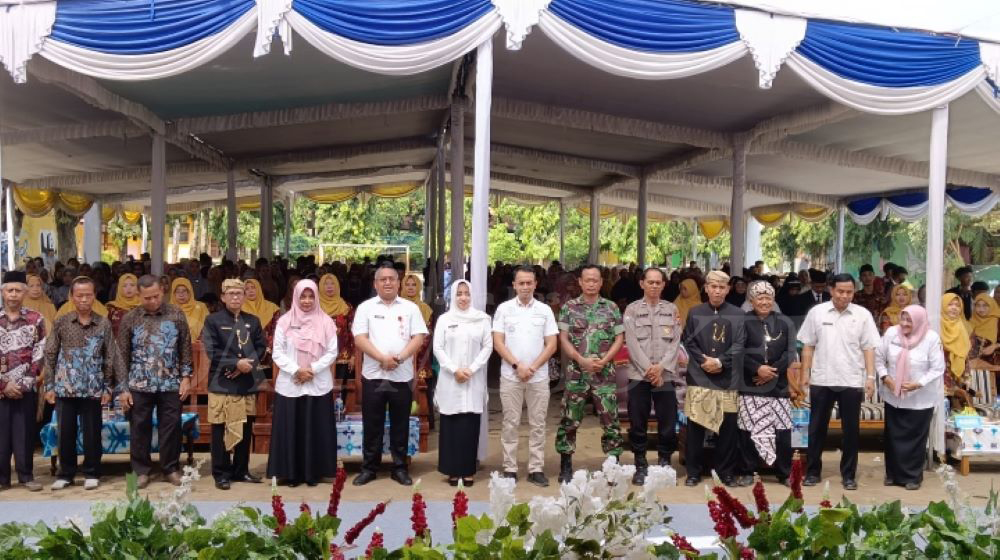 BERKESAN: Bupati Ikfina Fahmwati hadir dalam pelaksanaan purnawiyata siswa kelas IX SMPN 1 Jatirejo, Rabu (19/6).