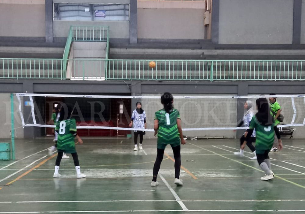 SPARING: Atlet sepak takraw Kota Mojokerto (hijau) menjalani uji tanding di Kota Probolinggo dengan tim setempat, pekan lalu.