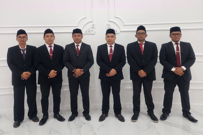 Lima komisioner KPU Kabupaten Mojokerto bersama sekretaris KPU sesaat setelah pelantikan di Jakarta, 13 Juni lalu.