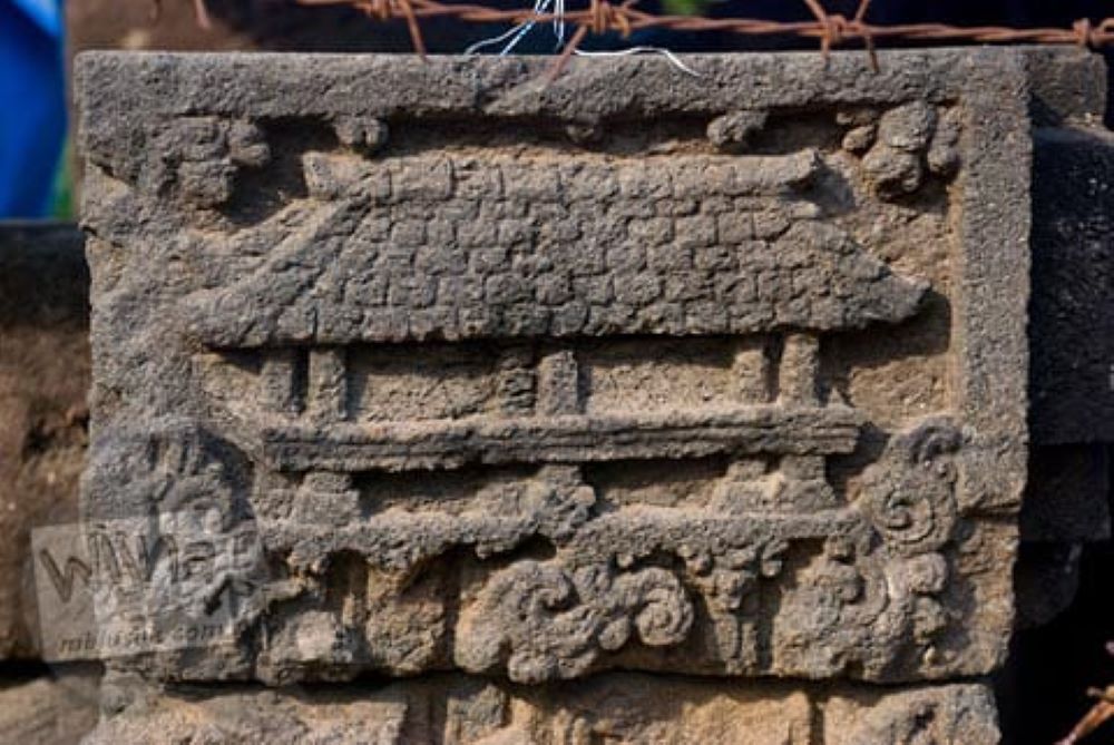 DATA ARKEOLOGIS: Relief Candi Minak Jinggo di Dusun Unggahan, Desa/Kecamatan Trowulan, Kabupaten Mojokerto, menggambarkan bentuk rumah pada zaman Majapahit.