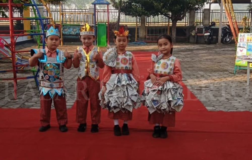 BERKREASI: Siswa usia dini TKN Pembina Trowulan mengenakan kostum unik dari koran ciptaan mereka di pameran gelar karya, Kamis (20/6).
