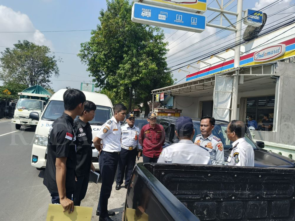 DISURVEI: Petugas gabungan Dishub Kabupaten dan Kota Mojokerto, BPTD Wilayah XI Jatim, serta UPT P3 LLAJ Mojokerto Dishub Jatim mengecek jalur rute Lamongan - Mojokerto beberapa waktu lalu.
