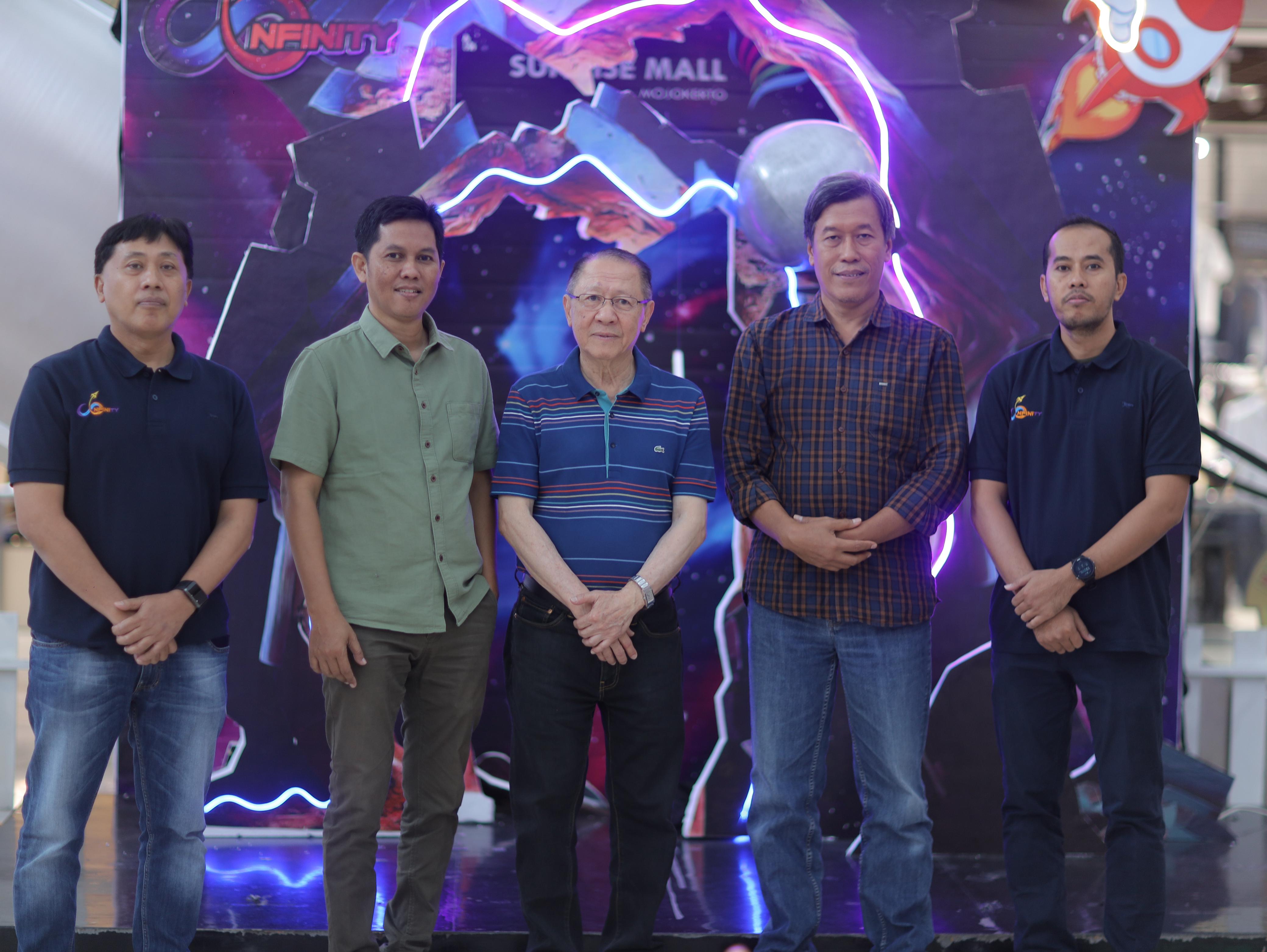 KERJA BARENG: Owner Sunrise Mall Mojokerto Rudyanto (tengah) bersama Direktur Jawa Pos Radar Mojokerto, M Nur Kholis (dua dari kanan) pada Resepsi Sunrise Mall Mojokerto, kemarin (22/6).
