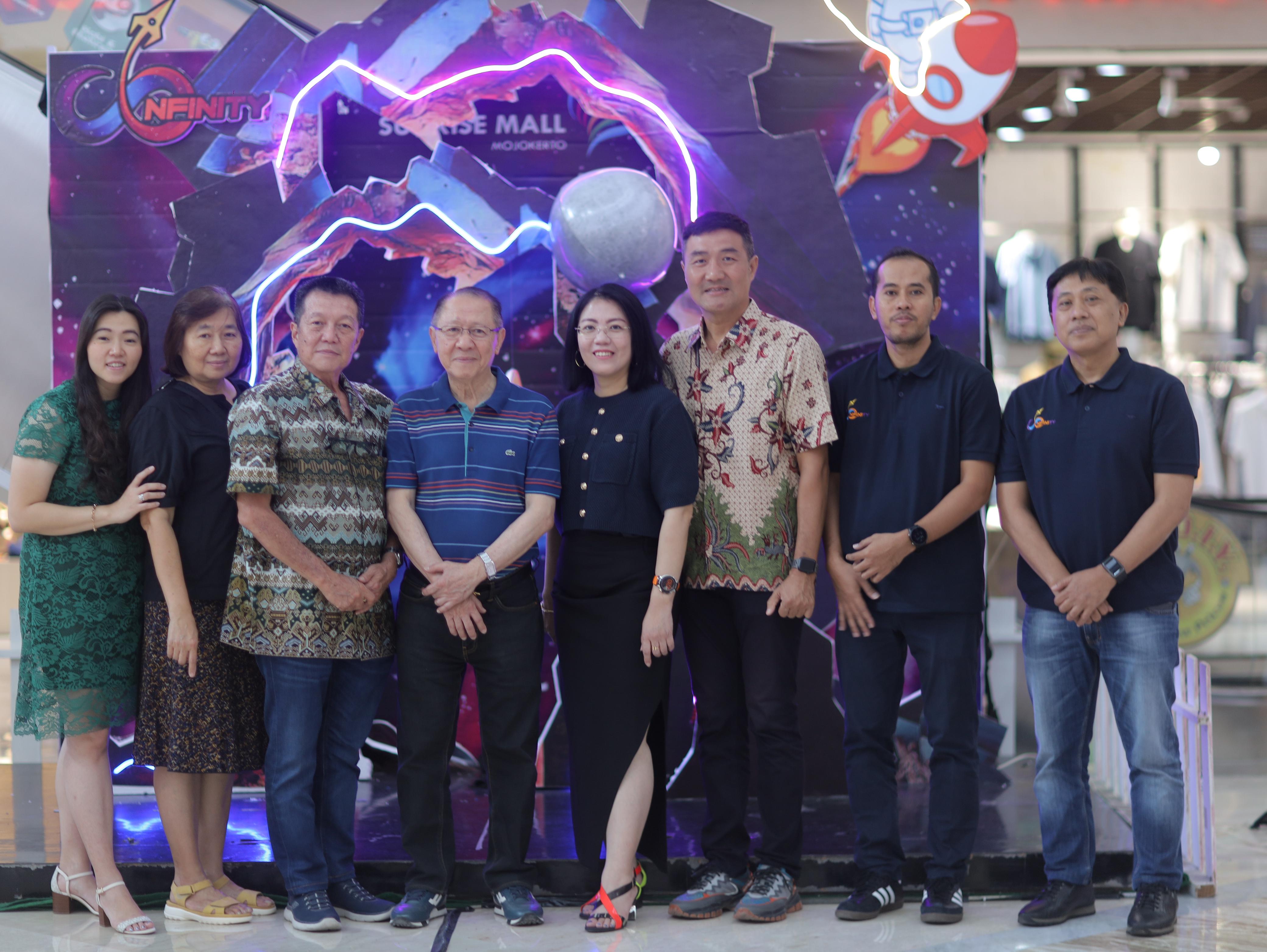 TOP MANAGEMENT: Owner Sunrise Mall Mojokerto Rudyanto (tengah) bersama Silvy Damayanti, Direksi Sunrise Mall Mojokerto dan manajemen Sunrise Mall Mojokerto.