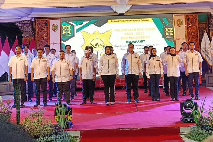 MUDA: Badan Pengurus Cabang (BPC) Himpunan Pengusaha Muda Indonesia (HIPMI), menjalani pelantikan di Pendapa Pemkab Mojokerto, Sabtu (22/6).