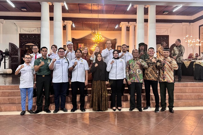 KOMPAK: HIPMI Kabupaten Mojokerto bersama Forkopimda usai pelantikan di Pendapa Graha Majatama, Pemkab Mojokerto, Sabtu (23/6).