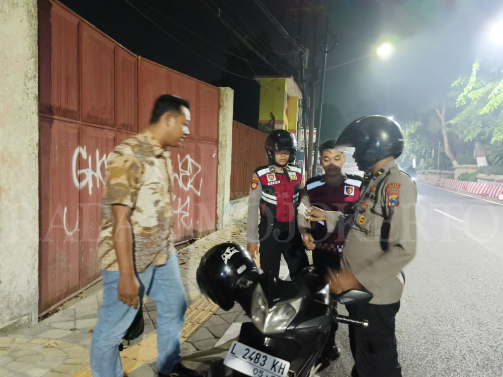 DARI LUAR KOTA: Petugas Satsamapta Polres Mojokerto Kota memeriksa pengendara motor knlapot brong saat patroli keliling, Sabtu (22/6).