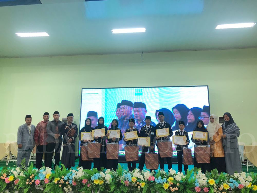 APRESIASI: Lulusan berprestasi MIPABA diganjar penghargaan dan cendera mata saat kegiatan wisuda, Sabtu (22/6) siang.