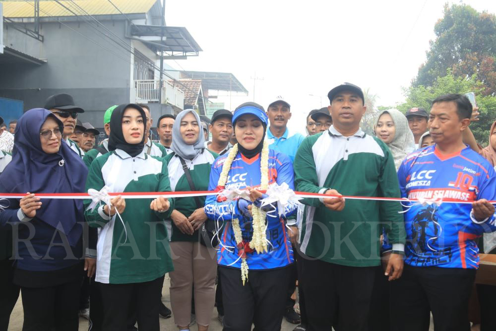 BERI ASAS MANFAAT: Bupati Mojokerto Ikfina Fahmawati didampingi Kepala Desa Trowulan Zainul Anwar resmikan jalan cor dan buka  CFD di Desa Trowulan, Minggu (23/6).