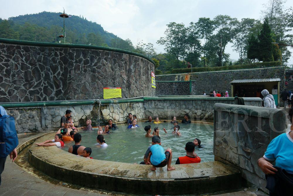FAVORIT: Kolam Wanawisata Air Panas Padusan Pacet dapat dimanfaatkan untuk terapi kesehatan bagi wisatawan.