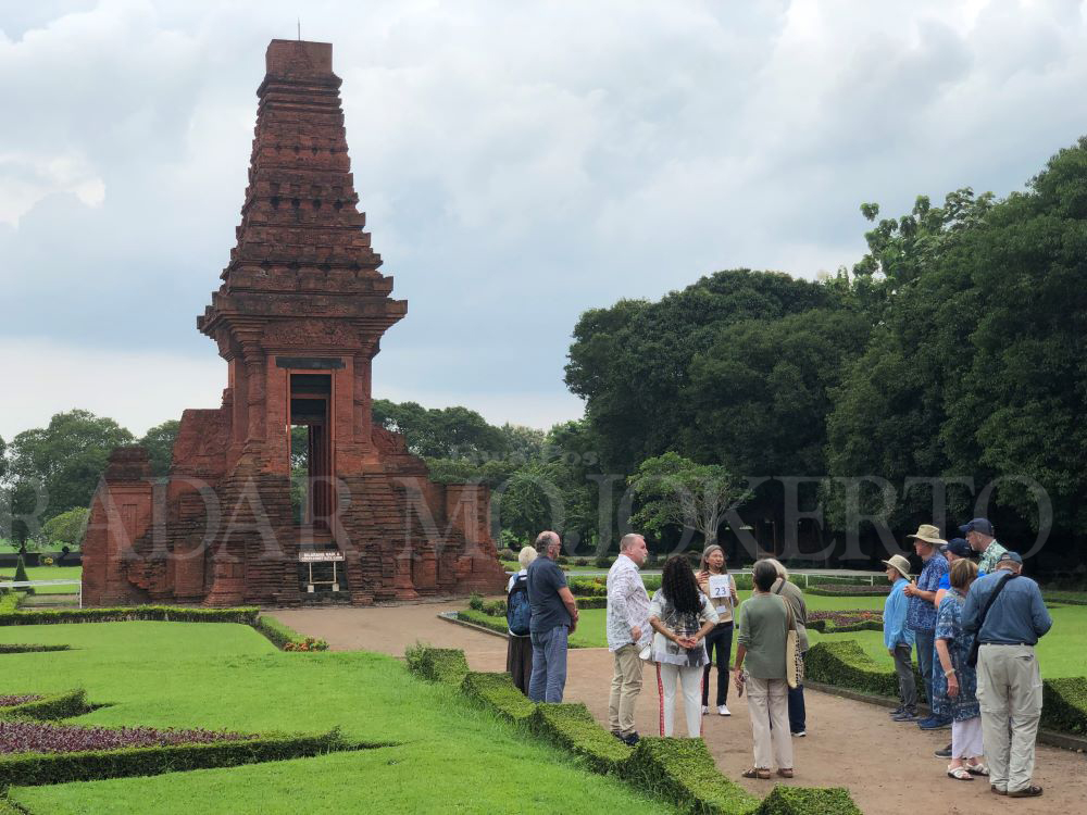 TERPUKAU: Ratusan wisawatan asing menikmati peninggalan sejarah Kerajaan Majapahit di Kabupaten Mojokerto. Mulai Candi Bajang Ratu, Candi Tikus, Museum Majapahit, hingga wisata Patung Buddha Tidur.