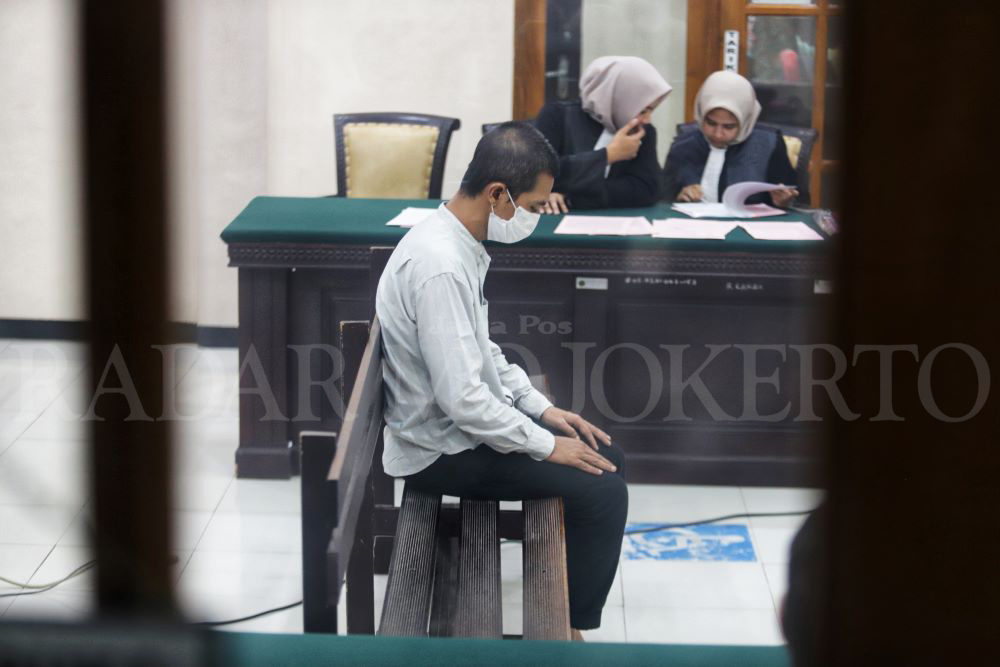 PEMBELAAN: Terdakwa pencabulan PNS non aktif Pemkot Mojokerto, YH mendengarkan pembelaan yang dibacakan kuasa hukum di ruang sidang Cakra Pengadilan Negeri Mojokerto, kemarin.
