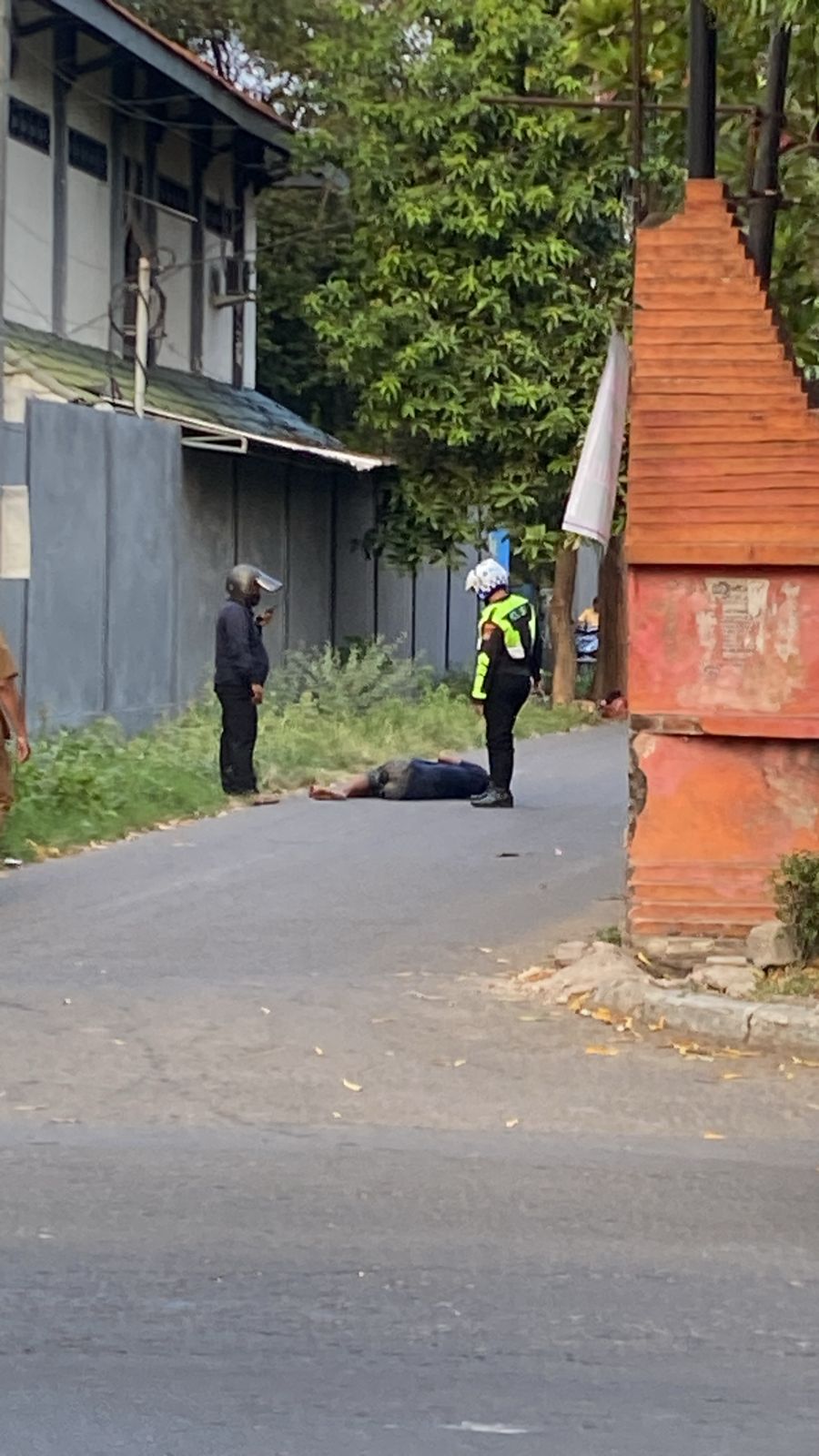 BIKIN ONAR: Rio, 35, diamankan petugas di pinggir Jalan Raya Pemuda, Desa Randubango, Kecamatan Mojosari, usai bikin onar, Senin (24/6).