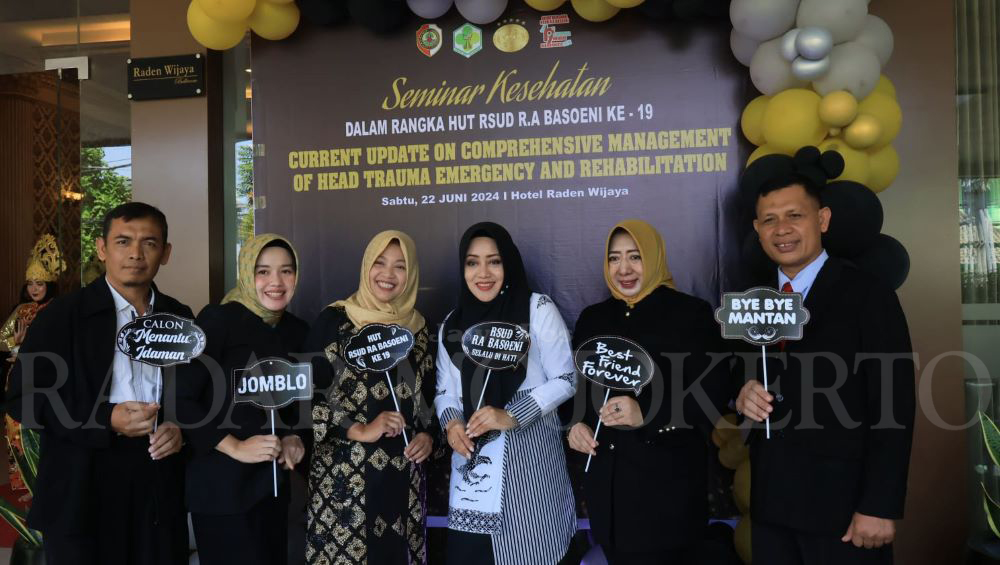 KOMITMEN BERSAMA: Bupati Ikfina Fahmawati bersama Direktur RSUD RA Basoeni dr Rasyid Salim dan sejumlah undangan dalam seminar kesehatan, di ballroom Raden Wijaya Hotel and Covention Kota Mojokerto.