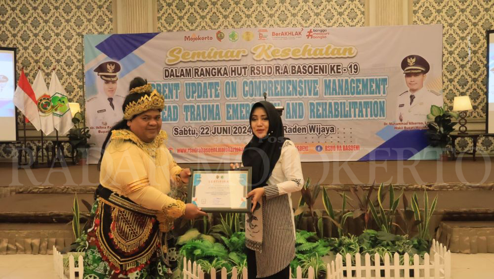 APRESIASI: Bupati Ikfina Fahmawati menyerahkan piagam penghargaan kepada Direktur RSUD RA Basoeni dr Rasyid Salim.