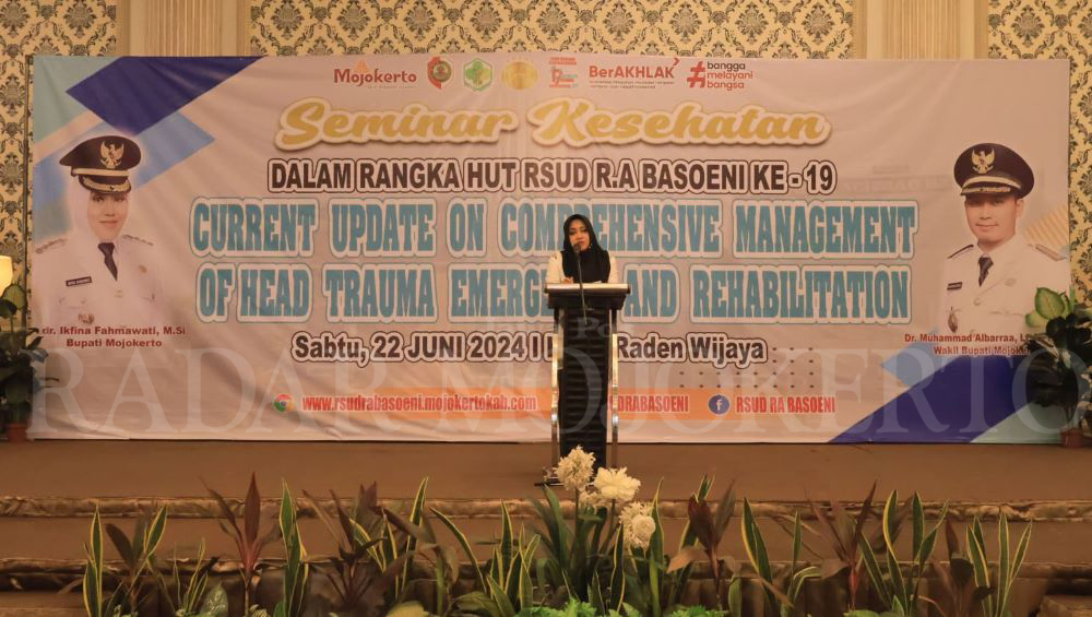 FAVORIT: Bupati Ikfina Fahmawati memberikan sambutan sekaligus membuka seminar kesehatan.