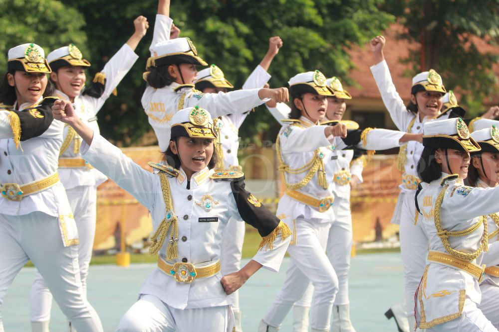KREATIF: Penampilan grup baris-berbaris dalam pelaksanaan LKBB Mahapatih 2024, Minggu (23/6).