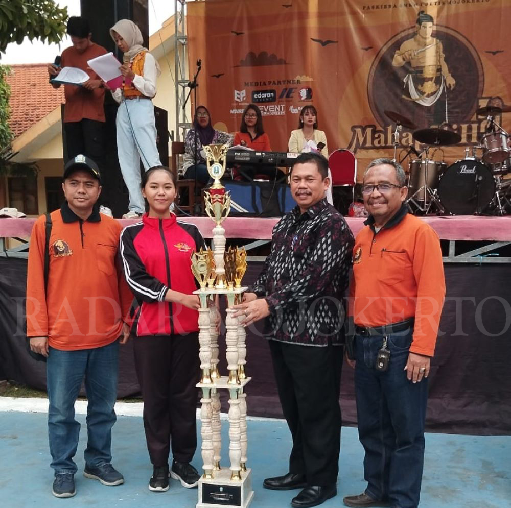 MENANG: Kepala SMKN 1 Jetis Drs Ladi, mendampingi Kacabdindik Provinsi Jatim Wilayah Kabupaten-Kota Mojokerto Mudianto, saat penyerahan piala kepada juara LKBB.
