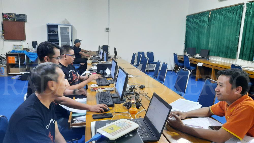 STAND BY: Panitia PPDB online tahun 2024 Kota Mojokerto bersiaga di posko pelayanan di SMPN 1 Mojokerto.