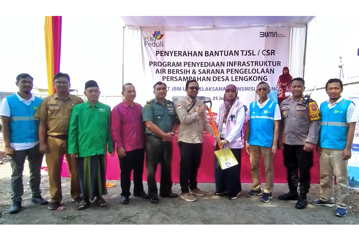 SIMBOLIS: Direktur BUMDes Tetesan Mandiri Desa Lengkong Rusdi (tengah) menerima bantuan TJSL/CSR secara simbolis dari Manajer PLN UPT Malang Heni Ika Septiani, Selasa (25/6).