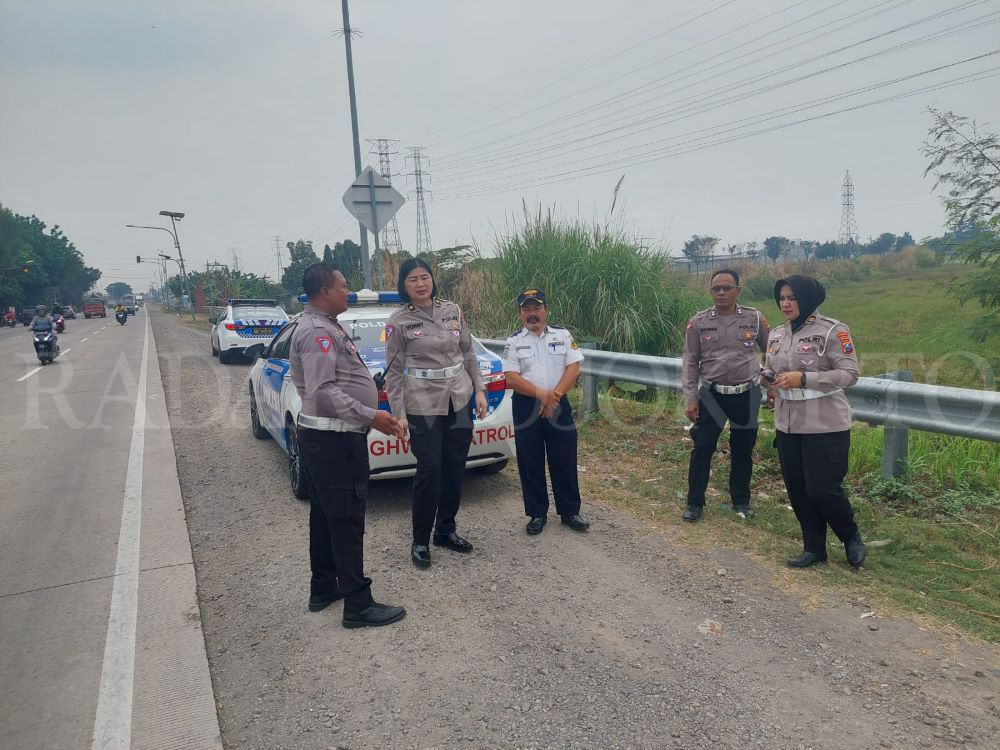 RAWAN: Petugas Satlantas Polres Mojokerto Kota bersama Dishub dan BBPJN VIII memantau jalur bypass Gunung Gedangan, Kota Mojokerto, Senin (24/6).