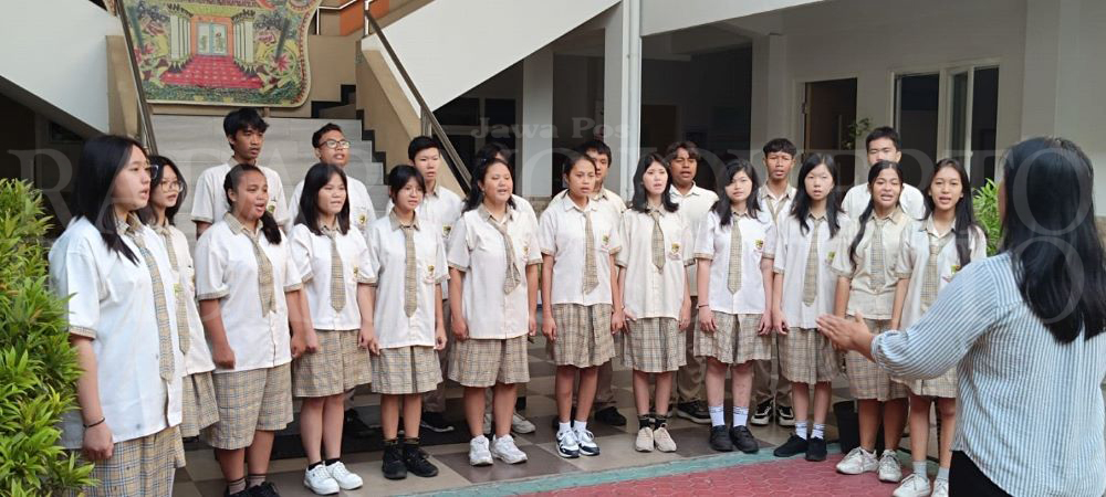 TOTALITAS: Siswa SMA Katolik St Thomas Aquino Mojokerto saat proses rekaman menyanyikan mars dan jingle sekolah adiwiyata.