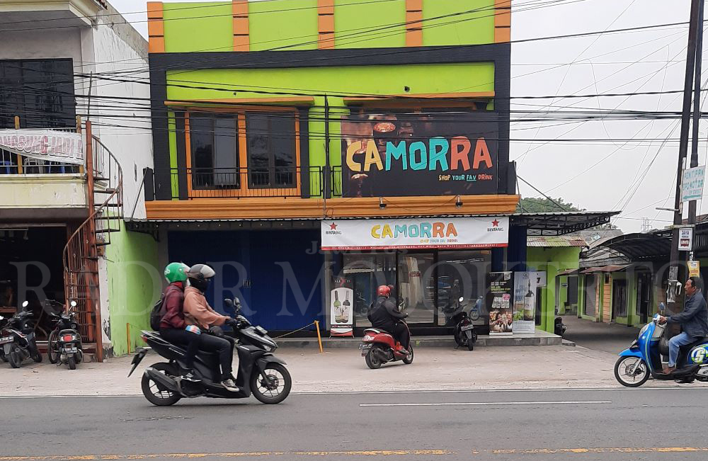 MENJAMUR: Toko yang diduga menjual minol di kawasan terminal Kertajaya, Kelurahan Meri, Kecamatan Kranggan, Kota Mojokerto.