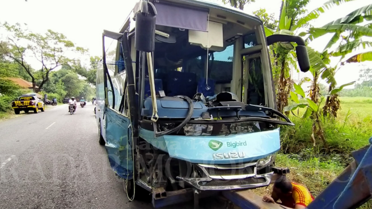 DIDEREK: Bus Pariwisata BigBird nopol L 7261 UB diderek petugas usai terlibat kecelakaan di Jalan Raya Desa Jatijejer, Kecamatan Trawas, Rabu (26/6).
