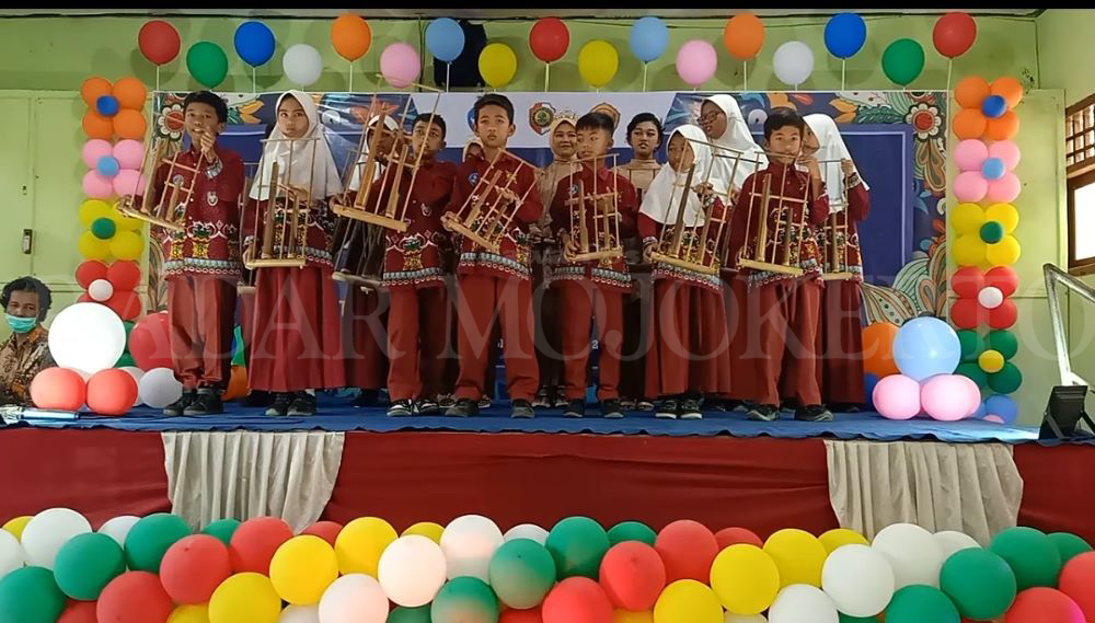 LESTARIKAN BUDAYA: Siswa SDN Banjaragung 1, Kecamatan Puri mahir memainkan alat musik tradisional angklung lewat program ekskul.