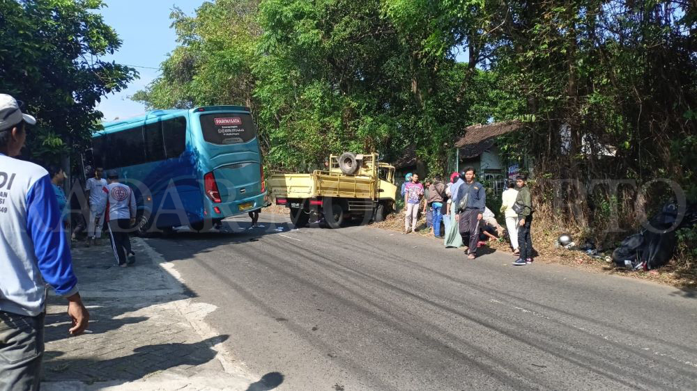 MENUTUP JALAN: Kecelakaan karambol yang melibatkan tiga kendaraan menutup ruas Jalan Raya Desa Jatijejer, Kecamatan Trawas, selama proses evakuasi berlangsung, Rabu (26/6).