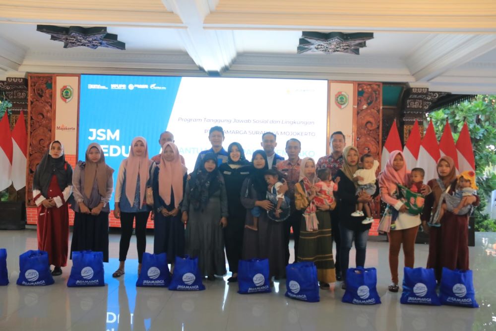 PEDULI: Bupati Ikfina Fahmawati salurkan seribu paket sembako dari PT Jasamarga Surabaya Mojokerto (JSM) kepada keluarga berisiko stunting, di Pendapa Graha Majatama, Pemkab Mojokerto, Kamis (27/6).
