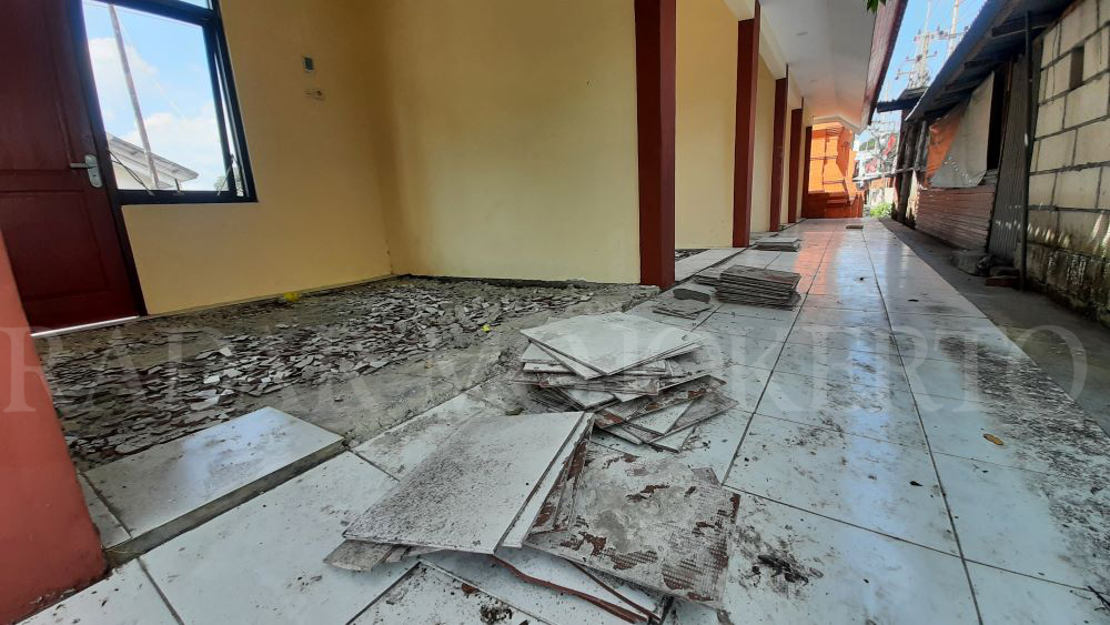 PECAH: Keramik di dalam kios di area Pasar Hewan Sekarputih, Kecamatan Magersari, Kota Mojokerto yang sudah rusak meski belum ditempati.