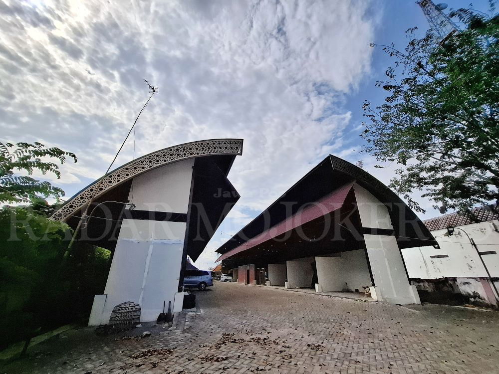 MANGKRAK: Proyek food court di Jalan Empunala, Kelurahan Balongsari, Kota Mojokerto belum termanfaatkan sejak dibangun pada 2022.