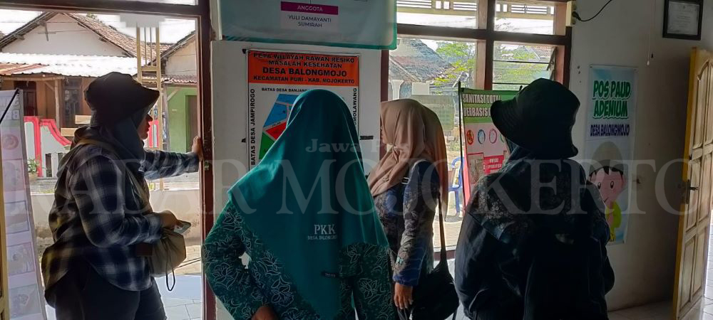 PARTISIPASI MASYARAKAT: TP-PKK Desa Balongmojo membersamai tim verifikator ProKlim 2024, di Dusun Karangnongko, Desa Balongmojo saat melakukan penilaian.