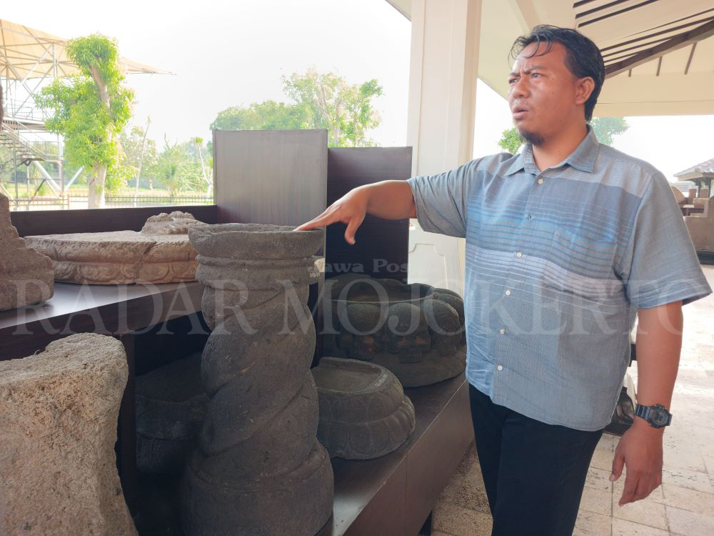 DARI ERA MAJAPAHIT: Pilar berbahan batu andesit koleksi Museum PIM memiliki beragam motif dan hiasan.