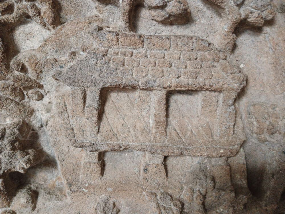 BUKTI SEJARAH: Bangunan dengan tiang tergambar dalam panil relief candi koleksi PIM.