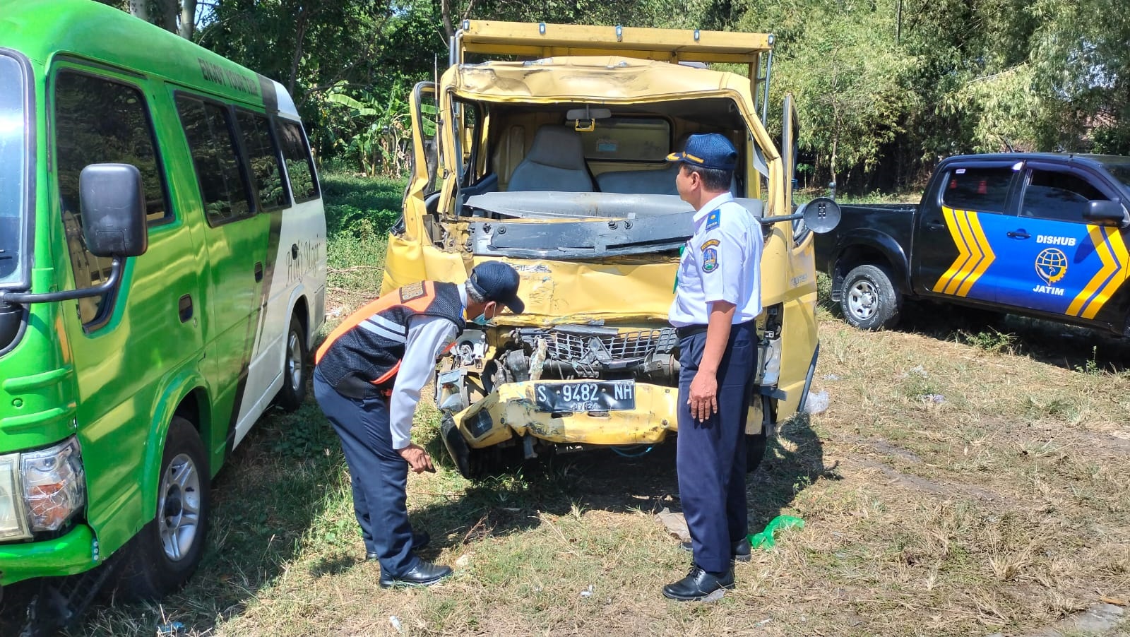 PEMERIKSAAN: Petugas UPT P3 LLAJ Mojokerto Dishub Jatim melakukan cek fisik bus dan truk yang terlibat kecelakaan karambol di Jalan Raya Desa Jatijejer, Kecamatan Trawas, Rabu (26/6) lalu.