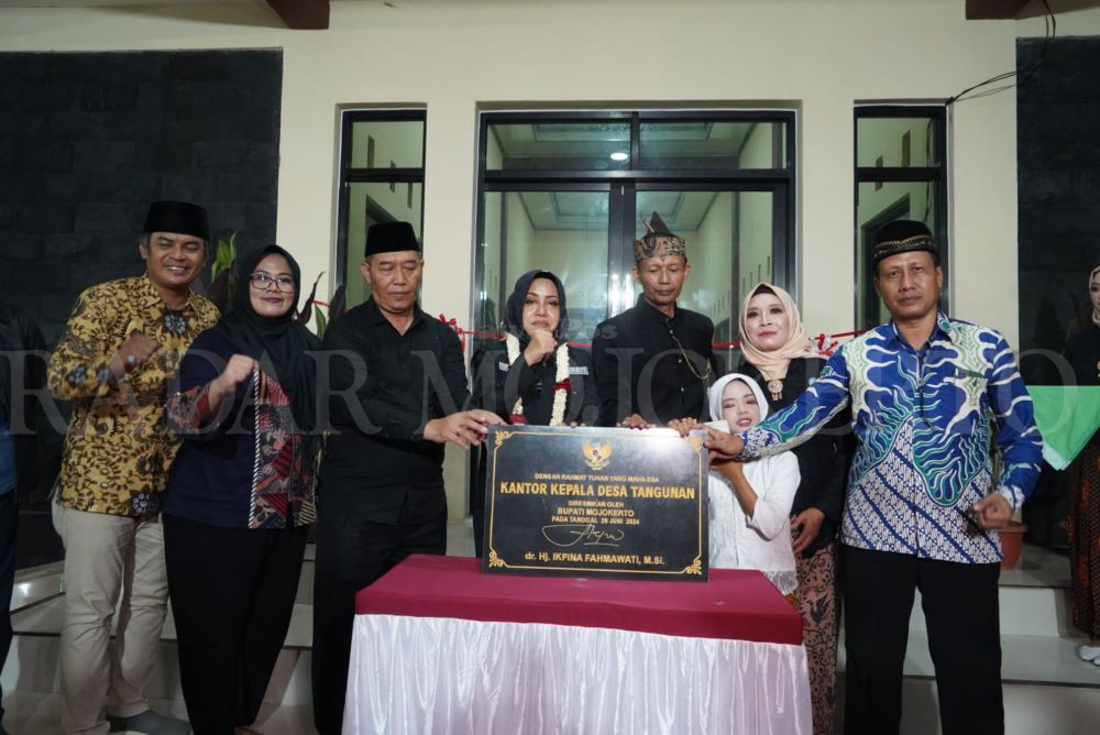BERMANFAAT: Bupati Mojokerto Ikfina Fahmawati, resmikan proyek pembangunan gedung balai Desa Tangunan, Kecamatan Puri, Sabtu (29/6).