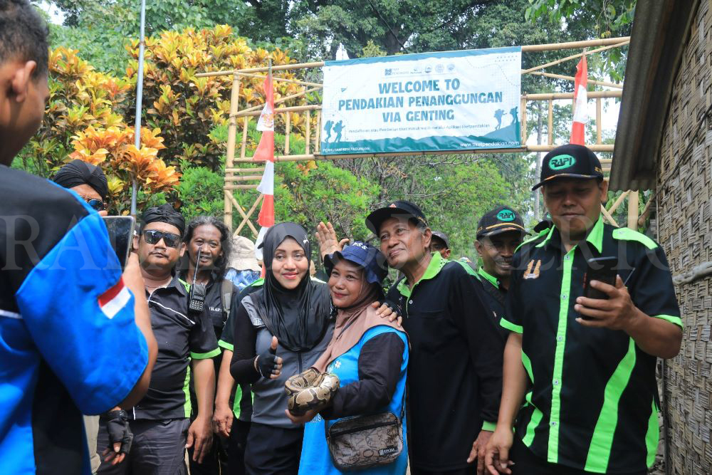 JELAJAH ALAM: Bupati Mojokerto Ikfina Fahmawati saat meresmikan jalur pendakian Gunung Penanggungan via Genting, di Desa Wotanmasjedong, Kecamatan Ngoro, Minggu (30/6).