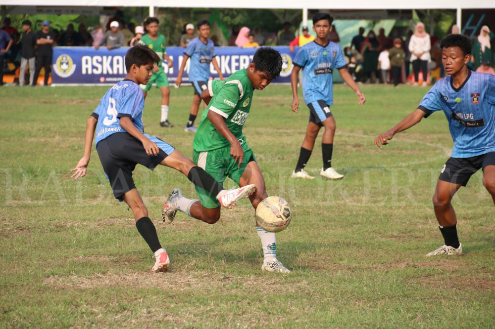 PARTAI PUNCAK: Pertandingan final Piala Askab U-15 antara Mojosari FC (hijau) melawan LW Private Soccer (biru) di Lapangan eLKISI Edupark, Kecamatan Pungging, Minggu (30/6).